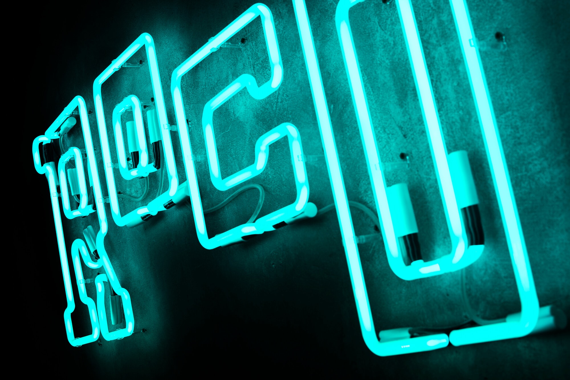 Rocotillo rokotilo rocotilo neon-rocotillo-neon-na-scianie-wewnatrz-restauracji-neon-mocowany-do-sciany-neon-nad-stolami-neon-podswietlany-neon-na-sciane-betonowej-neon-szklany-napis-neonowy-logo-sign